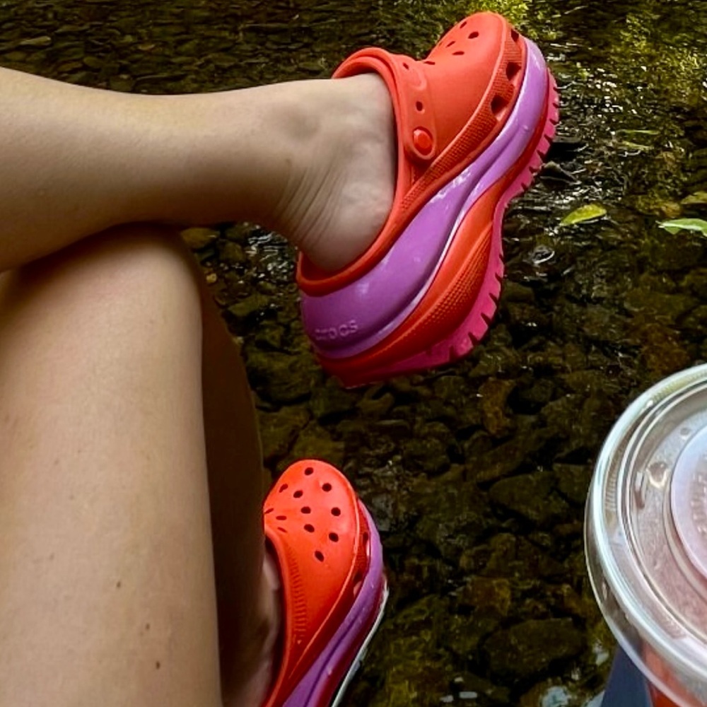 BNWT CROCS Adult Mega Crush Platform Clogs 'Lava Orange Pink'